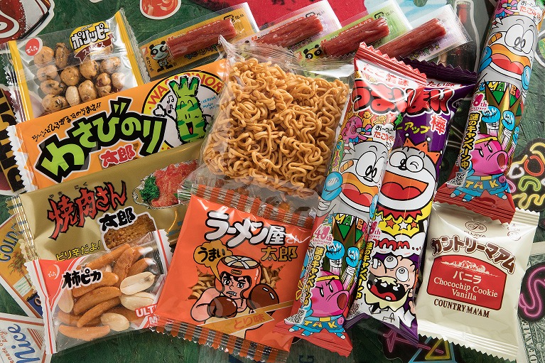 懐かしの駄菓子を肴にお酒を楽しむ